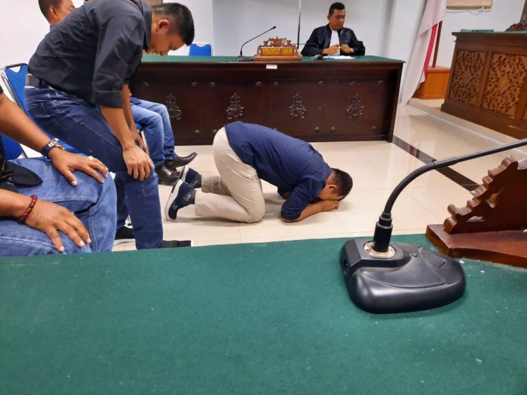 terdakwa melakukan sujud syukur setelah divonis bebas