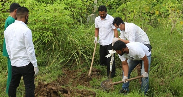 kisah Polisi, gali kubur jenazah pasien corona yang ditolak warga