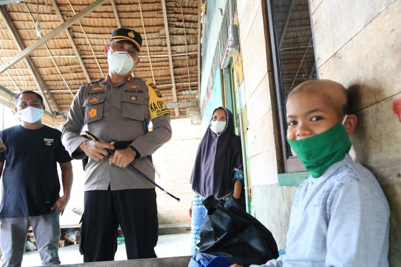 Senyum Sultan Bocah Penderita Kanker Dan Peregangan rongga jantung Saat Kapolres Lhokseumawe Sambangi Kediaman Sultannya.