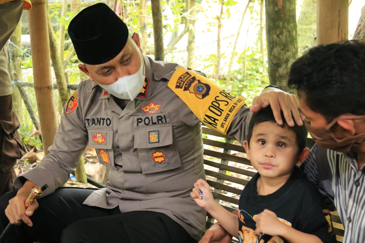 Jemput “Kue Surga” di Syamtalira Bayu, Kapolres Lhokseumawe Sambangi Kediaman Bocah Penderita Gangguan Penglihatan