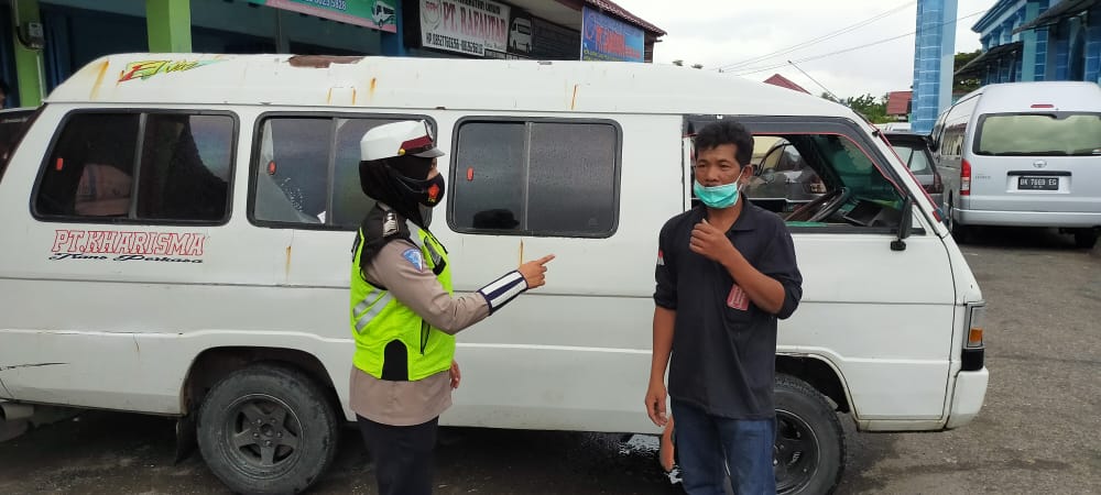 Sat Lantas Polres Lhokseumawe Bagikan Masker dan Tegur Pengendara Tidak Pakai Helm