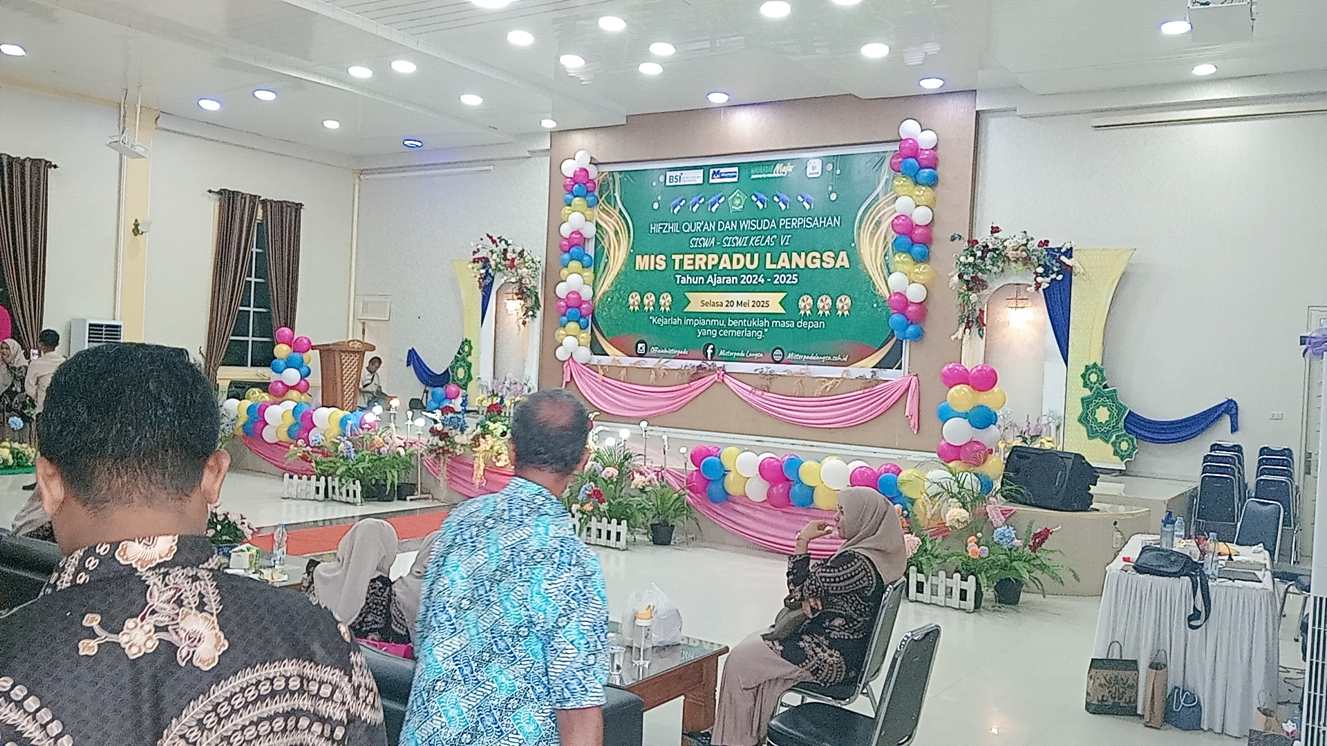 Persembahan Tarian Aceh Siswi Kelas III MIS Terpadu Langsa Gelar Hari Perpisahan Peserta Didik Kelas VI Tahun Ajaran 2024-2025 