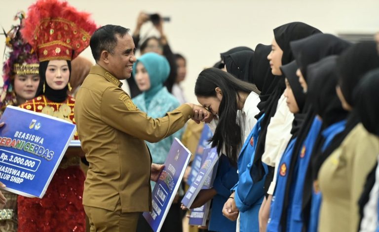 Gubernur-Sulteng-Anwar-Hafid-Kirim-Sinyal-Dua-Periode-Wujudkan‘Satu-Rumah-Satu-Sarjana